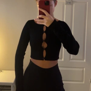 Nakd topp  - Oanvänd topp från NA-KD med knappar i mitten.  Endast testad, aldrig fått tillfälle till användning. 