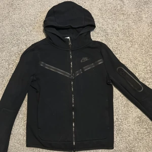 Nike tech fleece  - Svart zip up! Inga defekter, som ny