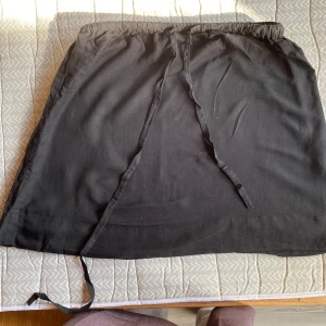 Strandkjol - Är en vanlig kort kjol men lite genomskinlig så rekommenderar att ha den till stranden. 