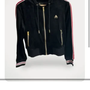 Moose Knuckles hoodie  - Äkta Moose Knuckles  Nypris 2800  Använd 1 gång  Kortare hoodie  Pris går att diskutera