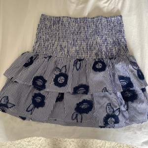 Säljer denna superfina kjol från lindex som är använd fåtal gånger❤️perfekt nu till sommaren