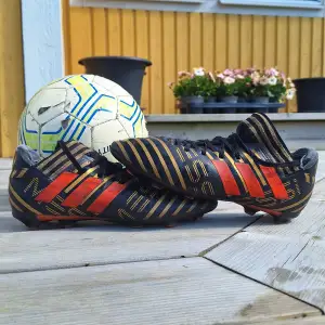 Ett par Messi skor av Adidas i skicket 7/10. Skorna har använts ganska mycket men har väldigt mycket kvar att ge. Med en inlagd specialsula för 99 kr. Enda defekten är hälen av skon som är lite uppriven.
