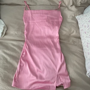 Rosa klänning  - Super söt rosa klänning som passar till massa olika tillfällen! Relativt kort med slits