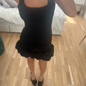 Svart klänning - Sååå snygg svart klänning i jätteskönt och nice material, den har volanger längst ner och är helt oanvänd 🤝🏼🫶🏼🪩💖