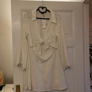 Linneklänning zara - Härlig krämvit linneklänning från zara. Aldrig använd! Perfekt till sommaren! Storlek XL men liten i storleken. 