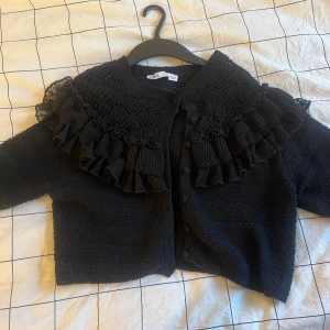 Mönstrade kofta - Svart kofta med mönster från zara i storlek S❤️ Ny skick endast använd två till tre gånger💓  ⚠️tryck inte på köp nu⚠️ Skriv invid fler frågor 