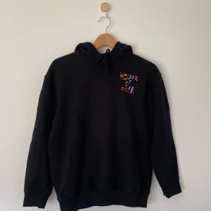 Stine Goya - Svart Hoodie - I mycket fint skick.  Storlek ; axel-axel och topp-botten: 42x60 (cm)   För fler bilder/frågor, kontakta!