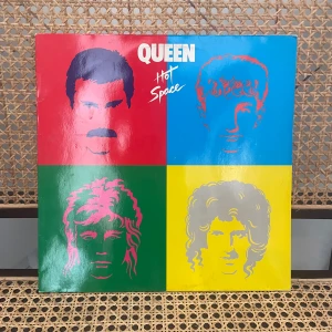 Queen vinyl, HOT SPACE - Säljer denna skiva då jag är i behov av pengar. Inget fel på skivan. Skrivna är i gott skick 🫶