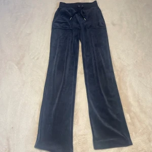 Juicy Couture  - Dom är xxs och mörkblåa. Säljer dom för dom är för små Har släppt lite i kanten på byxbenet(se bild) men går att sy