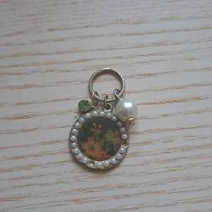 Hänge till smycken - Saknar 2 pärlor men annars felfri. Vid funderingar skicka gärna pm 