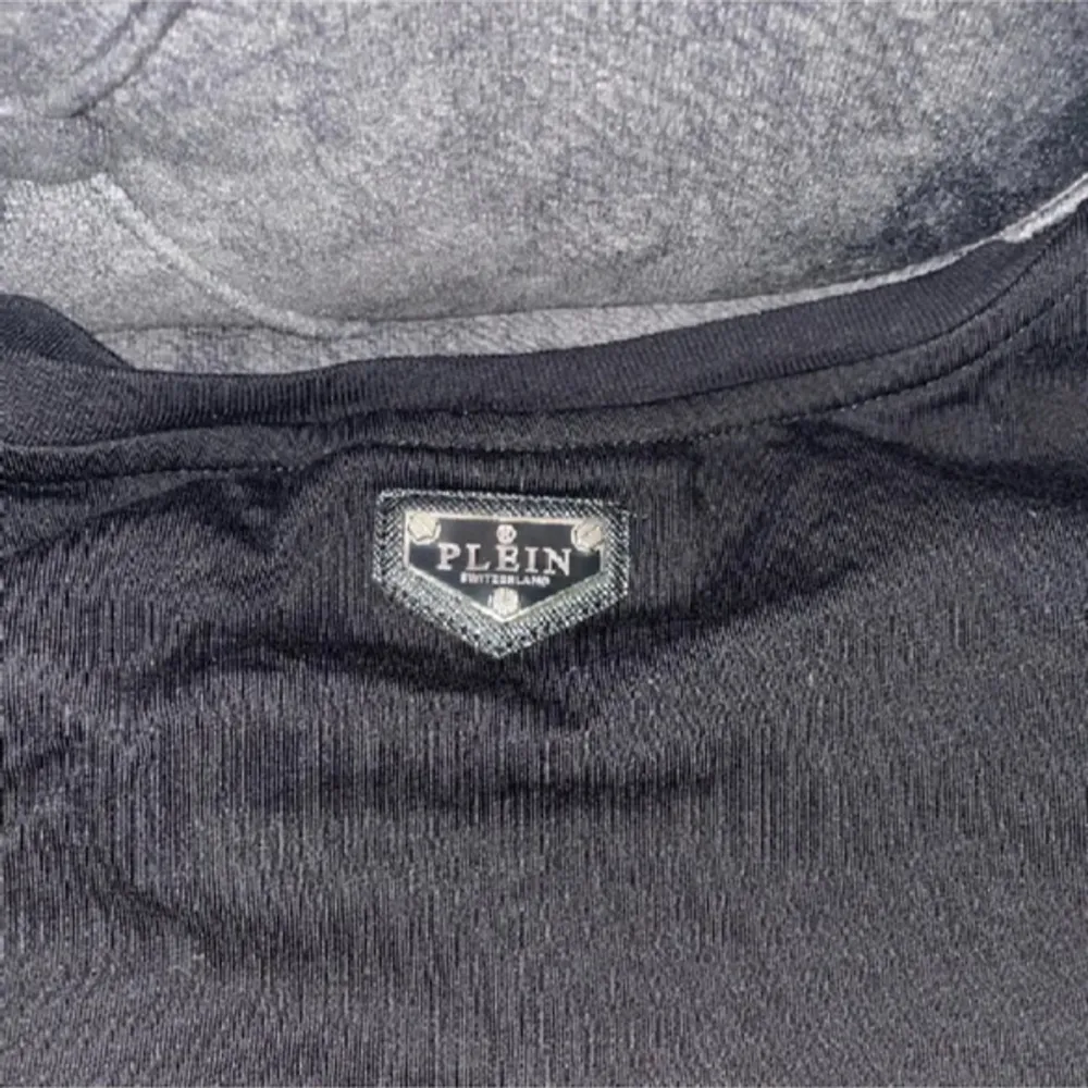 Philip plein t shirt, alla stenarna finns kvar och den är som ny. T-paidat.