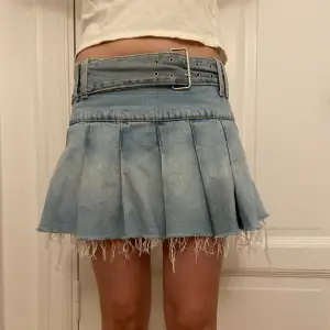 Säljer denna skit snugga jeans kjol med volang! Skärpet går att ta av.  Storlek S Säljer för 450!❤️