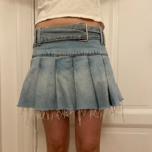 Jeans kjol med volang  - Säljer denna skit snugga jeans kjol med volang! Skärpet går att ta av.  Storlek S Säljer för 450!❤️