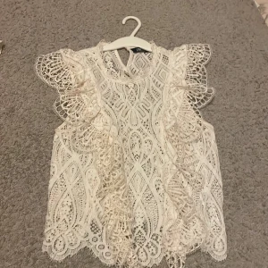 Zara blus  - I storlek Xs. Denna har inte kommit till användning. Jätte bra skick 