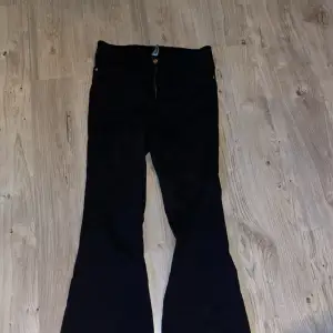 Svarta bootcut jeans i storlek XL. I använt skick men inga skador! 
