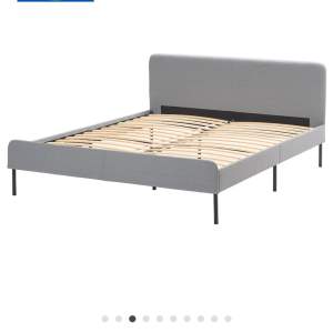 SLATTUM sängram från Ikea i grå. Använd och mycket bra skick. Ribbotten ingår inte🤍