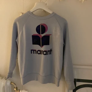 Isabel marant tröja - Säljer en Isabel maranttröja. Den har råkats bli lite blekt i tvätten vilket man ser på sida 2 men absolut inget man tänker på😇köpt för ca 2500 men säljer för ca 650. Skicka prisförslag därav jag vill få den såld snabbt🙏🏼
