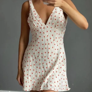 Sommarklänning - Superfin klänning med små jordgubbar! Perfekt till sommar🍓pris kan diskuteras 