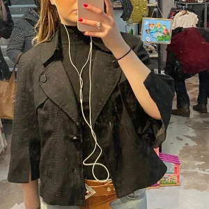 Jacka  - Säljer en svart kort kappa, väldigt tunn perfekt till våren eller sommaren. Köpt i Paris 