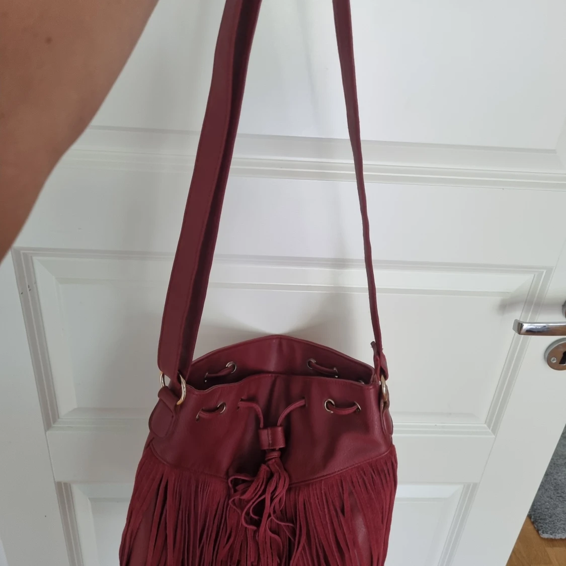 Röd väska med fransar - 90