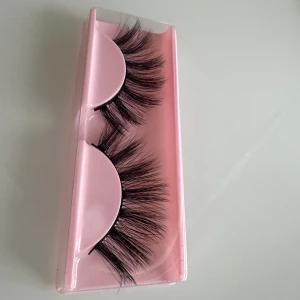 Lösögonfransar  - Snygga fransar som används vid alla tillfällen. Få dem dragna fina kattiga ögon med dessa fransar 🤩. Skulle franslinjen vara för lång för ditt öga kan man alltid klippa och korta ner fransarna/linjen med en sax så de passar just för dina ögonlocks li