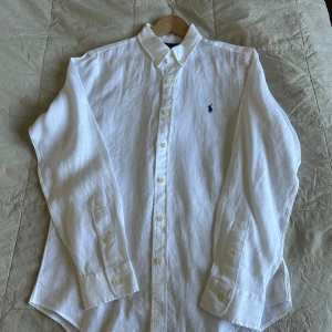 Ny Polo Ralph Lauren linneskjorta, herrmodell, slimfit M - Aldrig använd Polo Ralph Lauren linne skjorta. Slim fit, button down, storlek medium. Nypris ca 1500kr