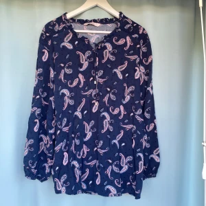 Långärmad blus - Använd ett par gånger Är i bra skick  Liten låg volang runt halsen