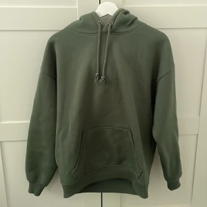 Grön hoddie - Säljer denna snygga hoodie från Bikbok i storlek xs💗Säljer då den är för liten för mig