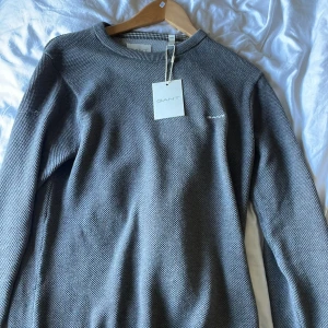 Gant tröja - Helt ny gant tröja. Nypris 1300kr. Säljs för 400kr. Perfa till sommarkvällar. Pris kan diskuteras vif snabb affär!