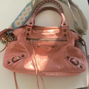Model: balenciaga city bag Pink leather, the mirror, authenticity card from collectorscage comes along, and also the receipt if wished. The bag strap does not come along.   Ver good condition, only small worn-signs as showed in pictures 