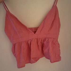 Topp - Jättesnygg liten rosa topp till sommaren. Storlek S men passar XS också jättebra💕 