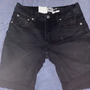 Svarta jeans shorts strl 150 från lager157 med alla lappar kvar. 
