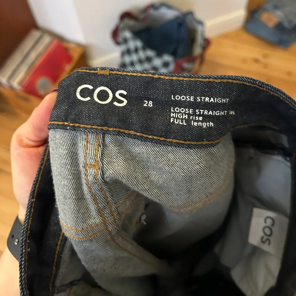 Mörkblå jeans med klassisk jeanssöm från COS. Loose straight modell, full längd.  Nyskick, endast använda 1-2 gånger.  Nypris: 1000kr . Jeans & Byxor.