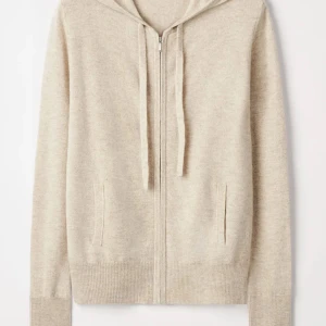 Soft Goat zip - Intressekoll på min soft goat hoodie köpt direkt i butiken i stockholm hösten 2023❤️ Tyvärr så kommer den inte till användning längre då den inte passar min kroppstyp 
