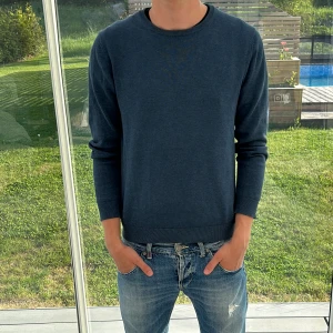 Bläck tröja  - Säljer denna feta tröjan från bläck i strl S modellen i bilden är 183 cm 68kg 😁 Skick 9/10 inga konstigheter, skriv pm för frågor | pris kan diskuteras |
