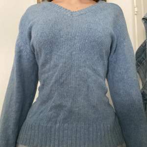 En supersöt blå stickad tröja i storlek M!💕På bilden har jag dragit bak tröjan lite för att den ska sitta mer tight, man kan enkelt sy den så också😊