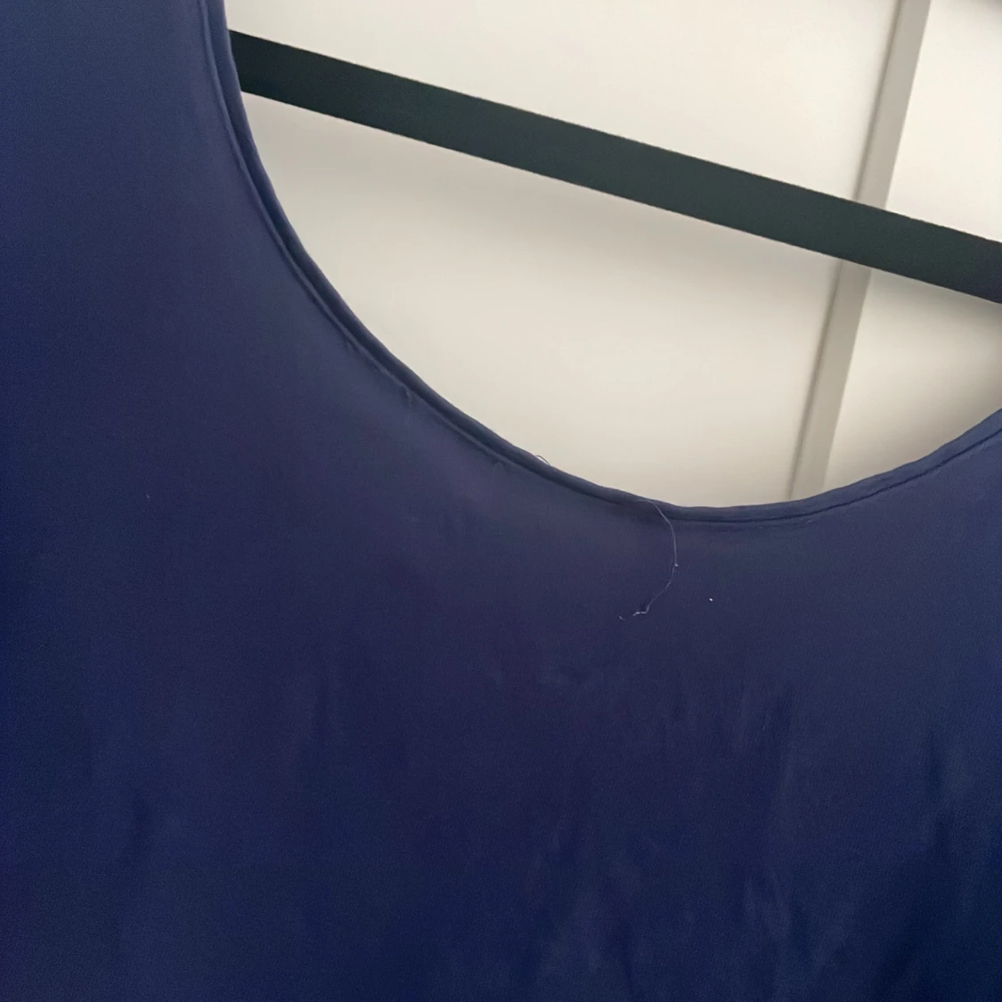 Säljer denna fina mörkblåa tröjan med hål i ryggen - 90