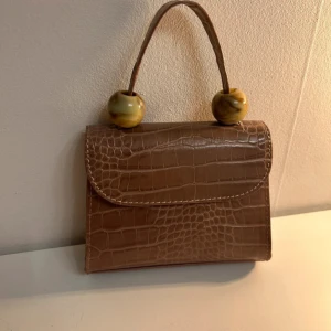 Liten väska  - En söt liten väska som knappt är använd!!