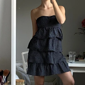 PRICKIG VOLANGKLÄNNING  - Så söt axelbandslös klänning🤍 Bra skick, storlek 38 men skulle säga att den passar 36🤍