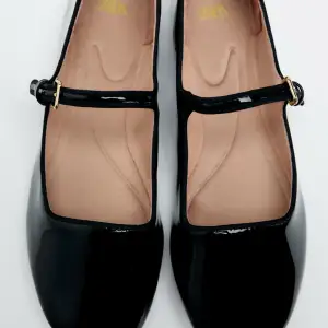 Jätte söta balerina skor från zara! Bara provade aldrig använda  Dom var för små för mig tyvärr 