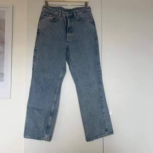Hej! Säljer ett par jätte fina jeans från weekday! Inte använda så mycket, så man märker knappt att dom är använda!🥰