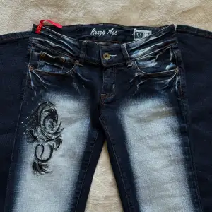 Säljer dessa superfina Crazy Age jeans i nyskick. Passar både lågmidjat och bootcut och alla rhinestones sitter kvar. Kan skicka det om det önskas. Kolla gärna min profil da jag lägger upp mycket liknande 💛