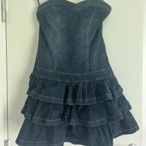 Jeansklänning - SUPER snygg jeansklänning med volanger! Perfekt nu i sommarn😍😍 Använd gärna Köp Nu❤️❤️