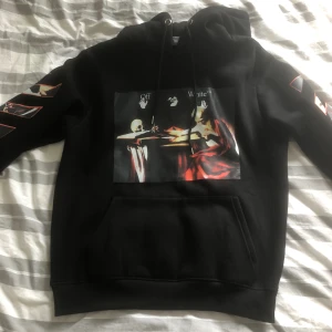 Off White Hoodie Caravaggio Black  - Säljer Off White Hoodie Black storlek L har aldrig använt den innan så är gott som ny.