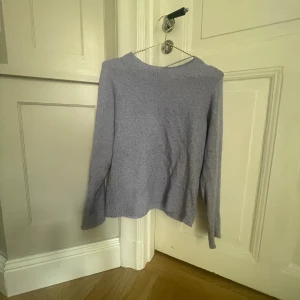 Vero Moda tröjor 🥰 - 2 st tunnsticade vero Moda tröjor.🥰 1 för 115 båda för 220🤗nypris är 299 st💞💞i färgen vinröd o ljusblå!!