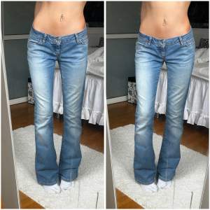 Världens snyggaste jeans från miss sixty, storlek W28 men skulle mer säga att de är som en 27. Innerbenslängd:81 midjemått: 36 x2 + lite stretch. Köp sker via köp nu, jag postar inom 24h