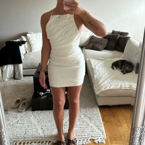 KLÄNNING - Klänning från Zara storlek S. Fint skick. Köparen står för frakten ❤️
