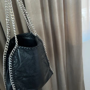 Väska med kedja  - Väska från scorett med märket ”TIAMO”.  Använd ett fåtal tillfällen 
