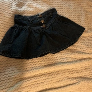 Mini kjol - Säljer nu min jätte söta mini kjol då den blivit lite för liten för mig märket är från miss snobb bara skriva för mer info eller bilder köparen står för frakten ❤️