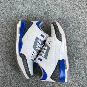 Jordan 3 racer blue - Ett par jordan 3s som jag köpte men inte riktigt använt. Tvättar dom inann jag säljer dom. 10/10 skick bara lite smuts. Skriv vid frågor.